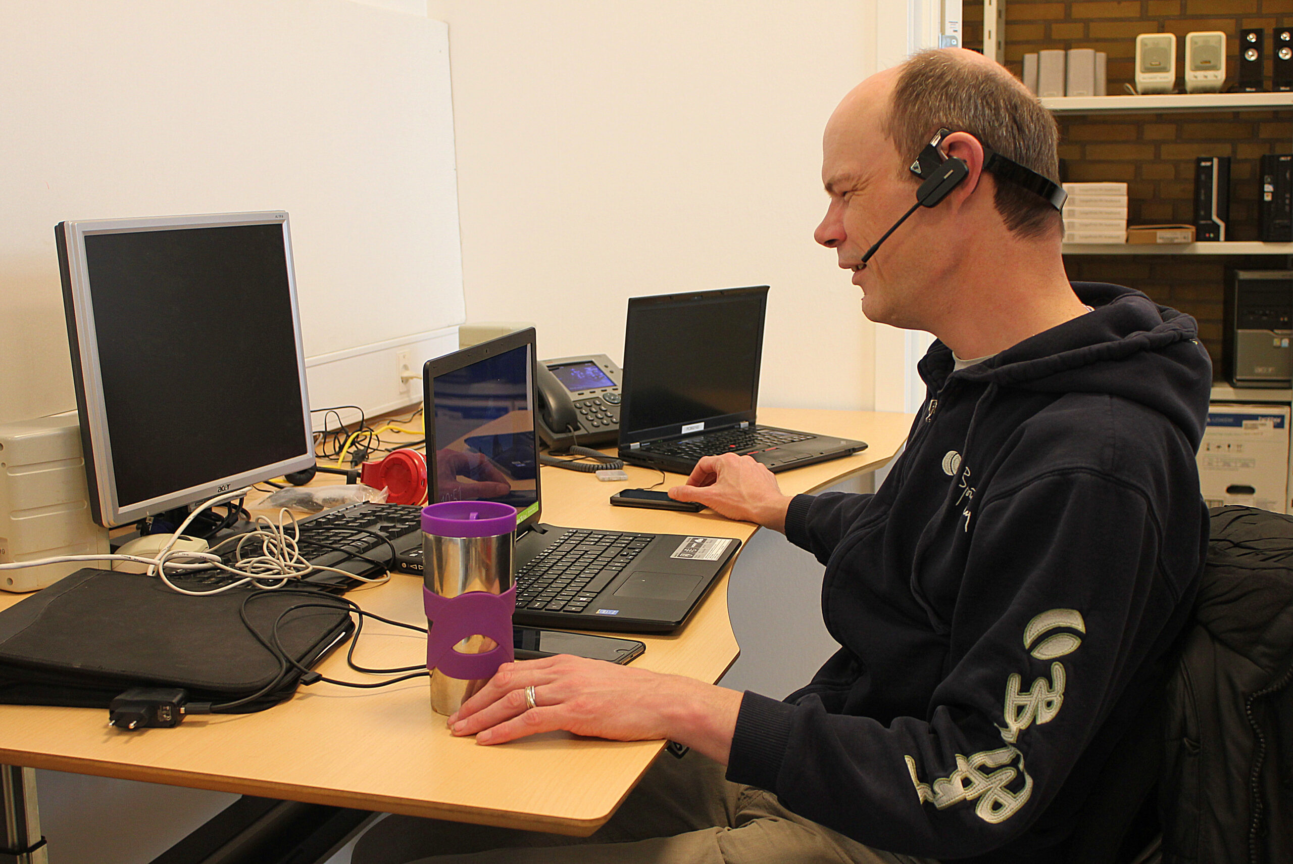 René reparerer stationær pc.