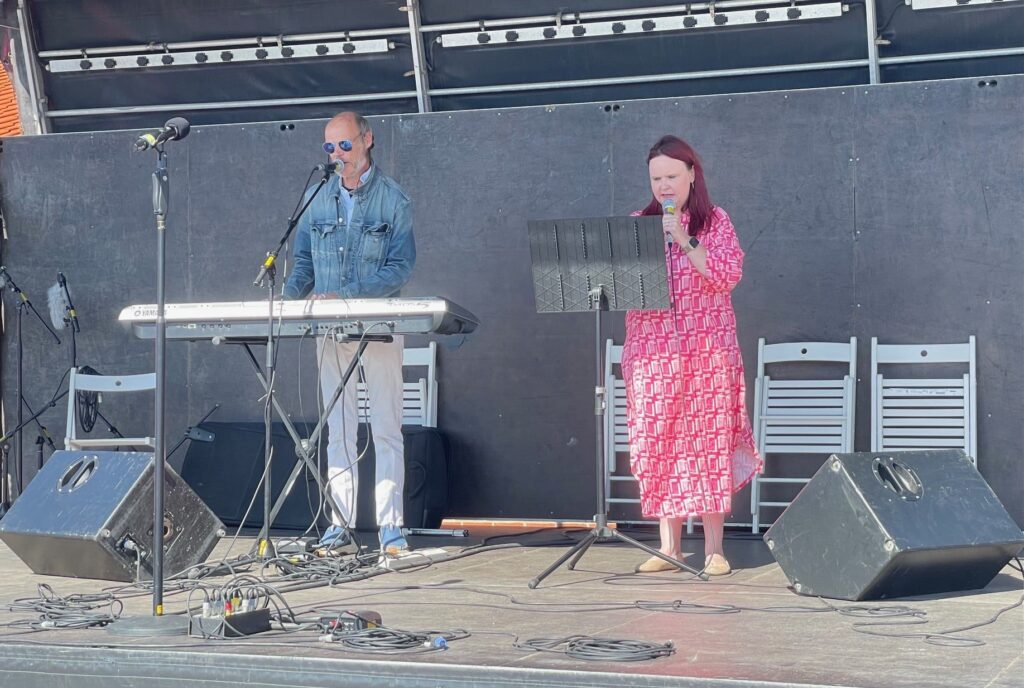Surviving Vikings til Folkemøde Kalundborg, august 2025 René H. Nielsen og Ditte Junge Nielsen synger og spiller keyboard på udendørs scene til Folkemøde Kalundborg 2025
